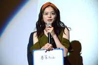 「演じてみたいキャラは？」という質問に答える紺野彩夏。