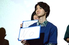 「悩んでいるとき人に相談するタイプか？」という質問に答える小越勇輝。