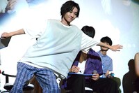 あとから答えを書き直す長谷川慎（中央右）と、それを隠す小野寺晃良（手前）。