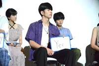 「悩んでいるとき人に相談するタイプか？」という質問で、「Yes」から「Yes…」に答えを書き直した長谷川慎。