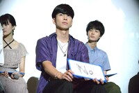 「悩んでいるとき人に相談するタイプか？」という質問で、「Yes…」から「No」に答えを書き直した長谷川慎。