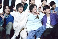 前列左から小越勇輝、神尾楓珠、小野寺晃良、長谷川慎。