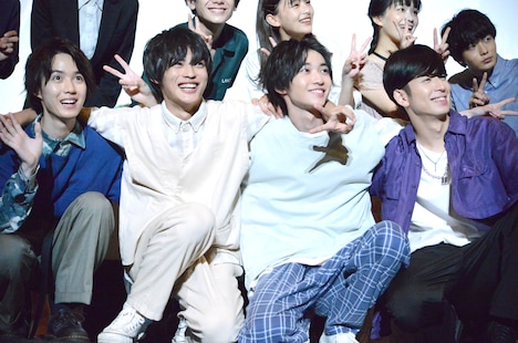 前列左から小越勇輝、神尾楓珠、小野寺晃良、長谷川慎。