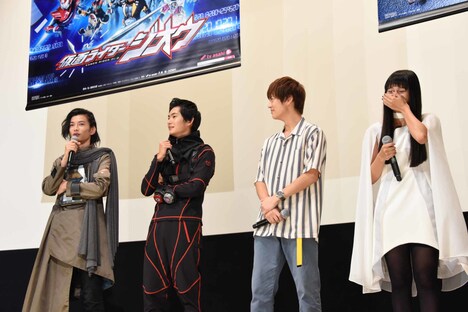 渡邊圭祐（左）が大幡しえり（右）の天然エピソードを暴露する様子。