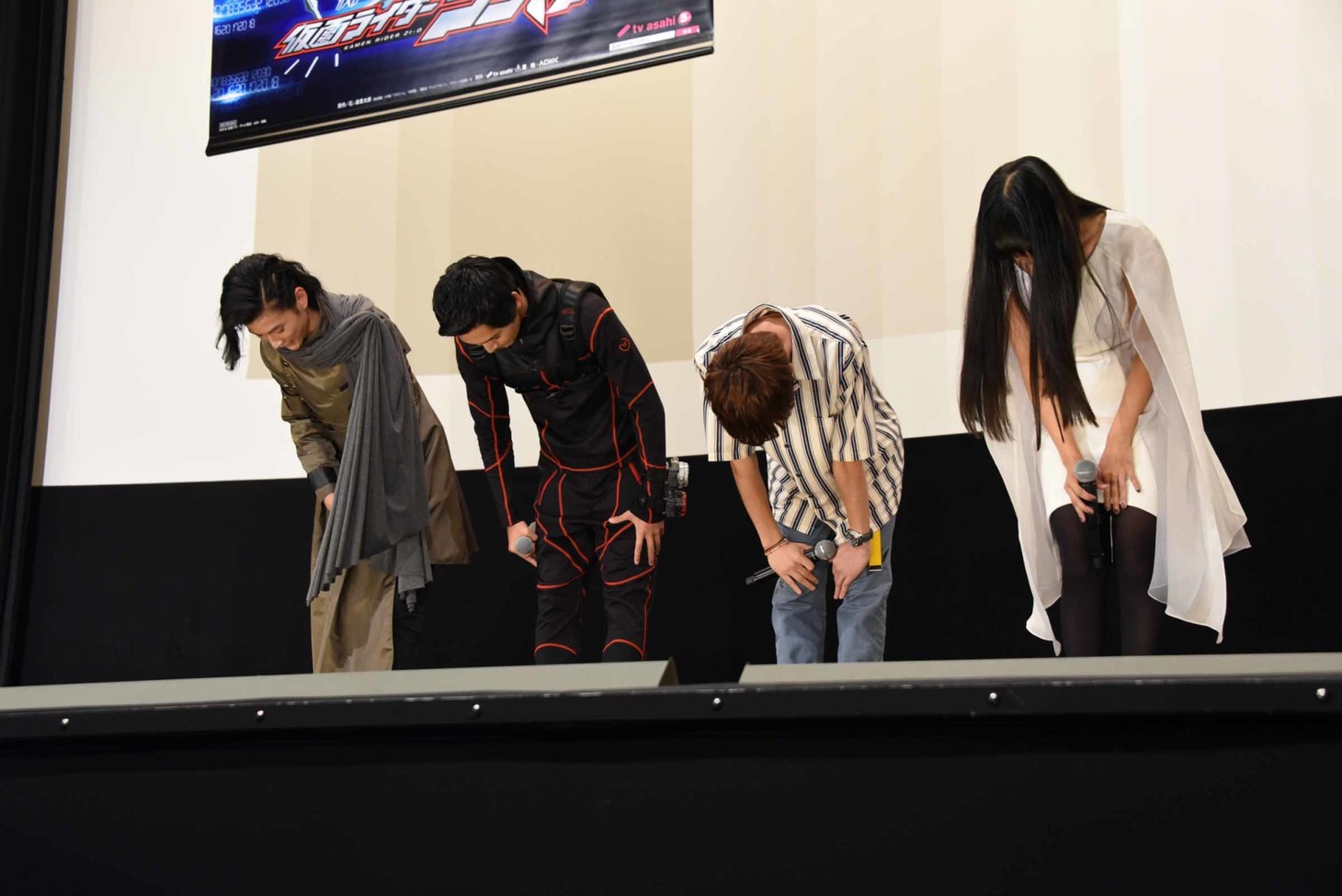最後に深く頭を下げる「仮面ライダージオウ」キャストたち。
