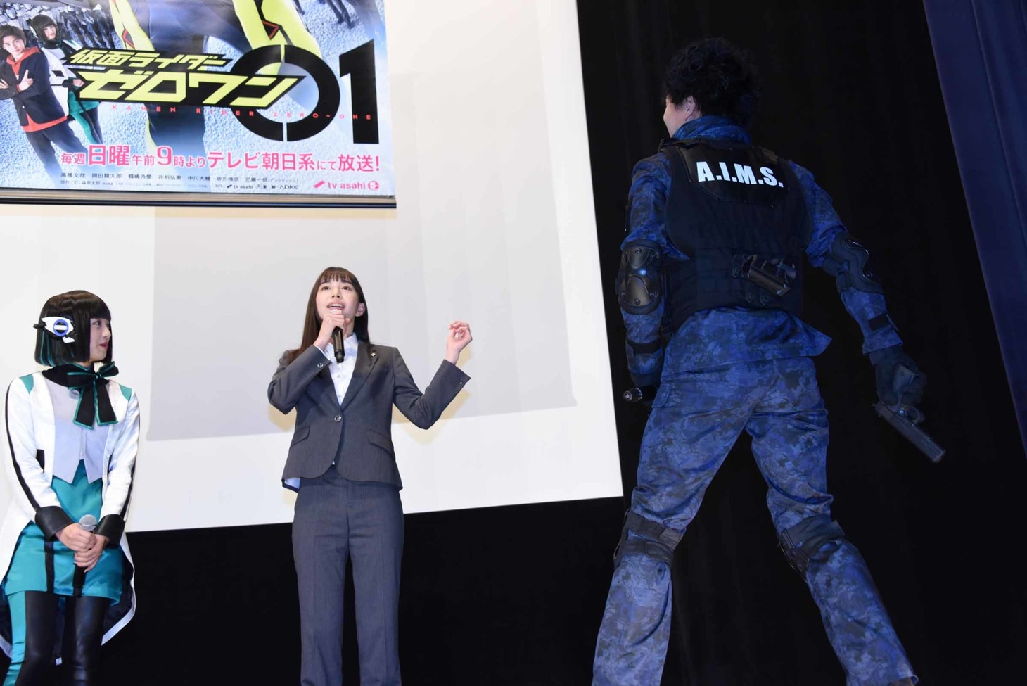 井桁弘恵（中央）と岡田龍太郎（右）が第1話のシーンを再現する様子。
