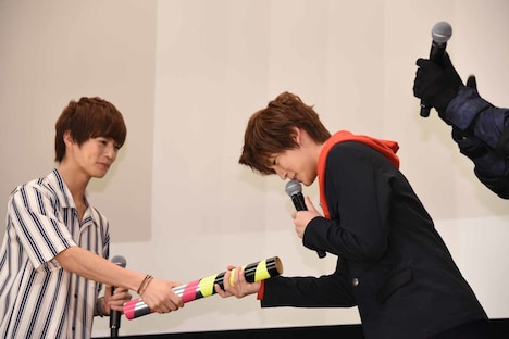 奥野壮（左）が高橋文哉（右）にバトンを渡す場面。