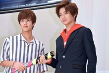 「仮面ライダージオウ×仮面ライダーゼロワン」プレミアムバトンタッチイベントにて、左から奥野壮、高橋文哉。