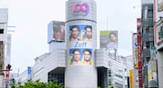 「午前0時、キスしに来てよ」より、綾瀬楓の広告ポスター登場シーン。