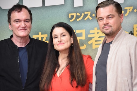 「ワンス・アポン・ア・タイム・イン・ハリウッド」来日記者会見の様子。左からクエンティン・タランティーノ、シャノン・マッキントッシュ、レオナルド・ディカプリオ。