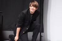 跳ね返ってきた弾が太ももに当たり、しゃがみこむ平野紫耀。