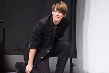 跳ね返ってきた弾が太ももに当たり、しゃがみこむ平野紫耀。