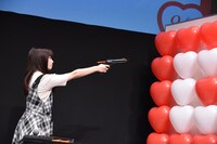 銃で風船を割る橋本環奈。