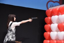 銃で風船を割る橋本環奈。
