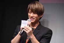 「やばみざわ」というワードを読み上げる平野紫耀。