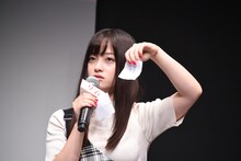 「チル」という単語を読み上げる橋本環奈。