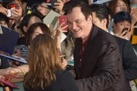 ファンと交流するクエンティン・タランティーノ。