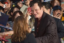 ファンと交流するクエンティン・タランティーノ。