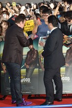 ファンと交流するクエンティン・タランティーノ。