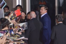 ファンと交流するレオナルド・ディカプリオ。