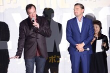 左からクエンティン・タランティーノ、レオナルド・ディカプリオ。
