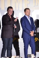 左からクエンティン・タランティーノ、レオナルド・ディカプリオ。