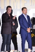 左からクエンティン・タランティーノ、レオナルド・ディカプリオ。