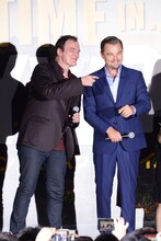 左からクエンティン・タランティーノ、レオナルド・ディカプリオ。