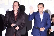 左からクエンティン・タランティーノ、レオナルド・ディカプリオ。