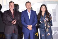 左からクエンティン・タランティーノ、レオナルド・ディカプリオ、シャノン・マッキントッシュ。