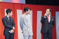 左から伊藤淳史、葉山奨之、木村ひさし。