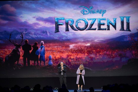 「D23 Expo 2019」の様子。左からクリス・バック、ジェニファー・リー。