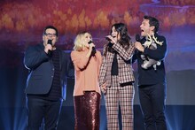 「D23 Expo 2019」の様子。左からジョシュ・ギャッド、クリステン・ベル、イディナ・メンゼル、ジョナサン・グロフ。