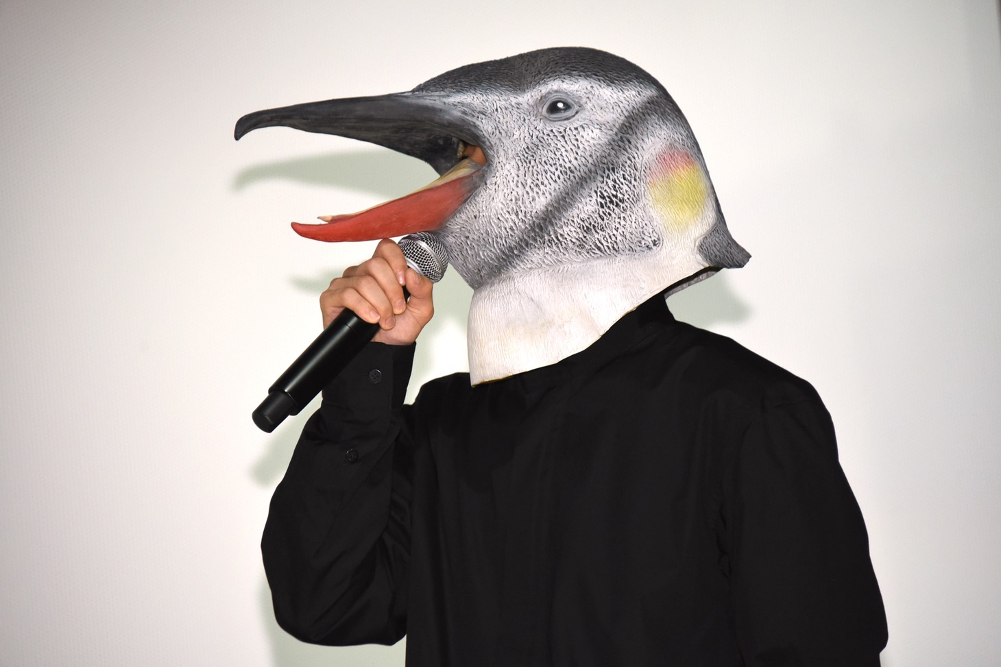ペンギンのマスクを被ったまましゃべる仲野太賀。
