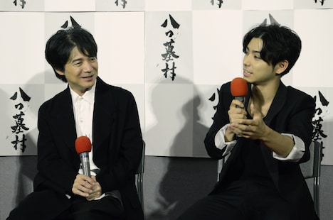 左から吉岡秀隆、村上虹郎。