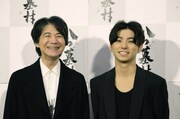 左から吉岡秀隆、村上虹郎。