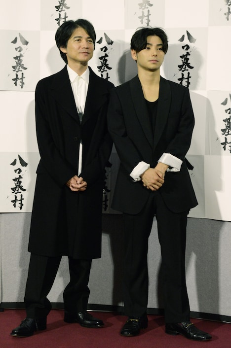 左から吉岡秀隆、村上虹郎。