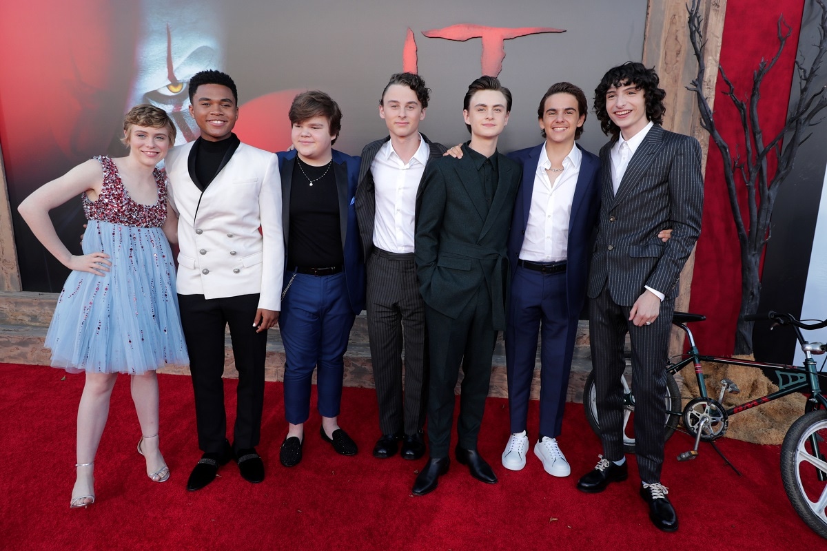 「IT／イット THE END “それ”が見えたら、終わり。」ロサンゼルスプレミアより、子供時代のルーザーズクラブを演じたキャストたち。左端がソフィア・リリス、右端がフィン・ヴォルフハルト。