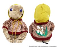 MUVEILと「E.T.」コラボレーションのぬいぐるみ（税込1万584円）。