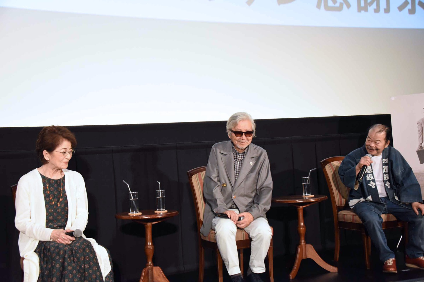 左から倍賞千恵子、山田洋次、佐藤蛾次郎。