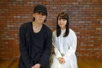 左から野田洋次郎、上白石萌音。