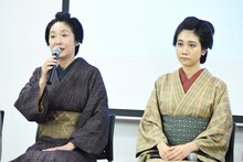 左から浅野温子、松本穂香。