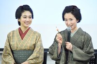 左から松本穂香、若村麻由美。
