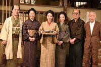 「みをつくし料理帖」キャスト会見より（左から）藤井隆、浅野温子、松本穂香、若村麻由美、石坂浩二、角川春樹。