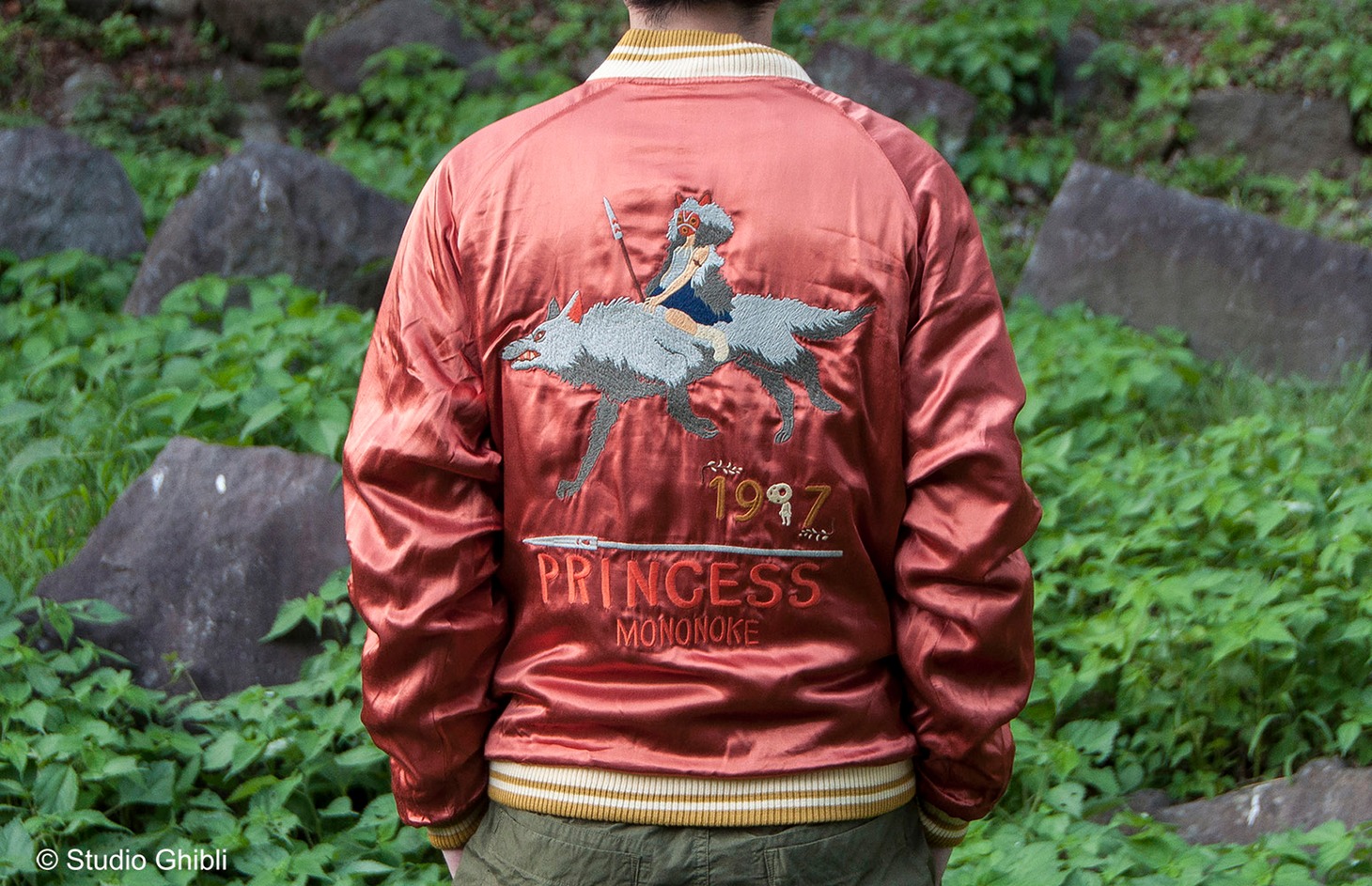 「もののけ姫 リバーシブルスカジャン PRINCESS MONONOKE」着用イメージ。