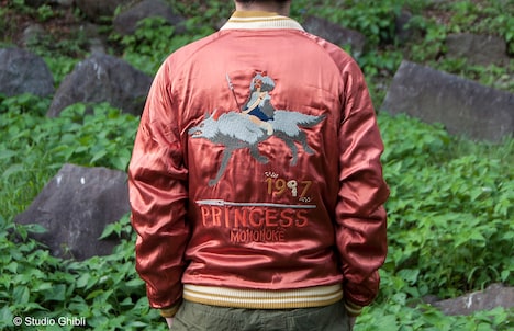 「もののけ姫 リバーシブルスカジャン PRINCESS MONONOKE」着用イメージ。