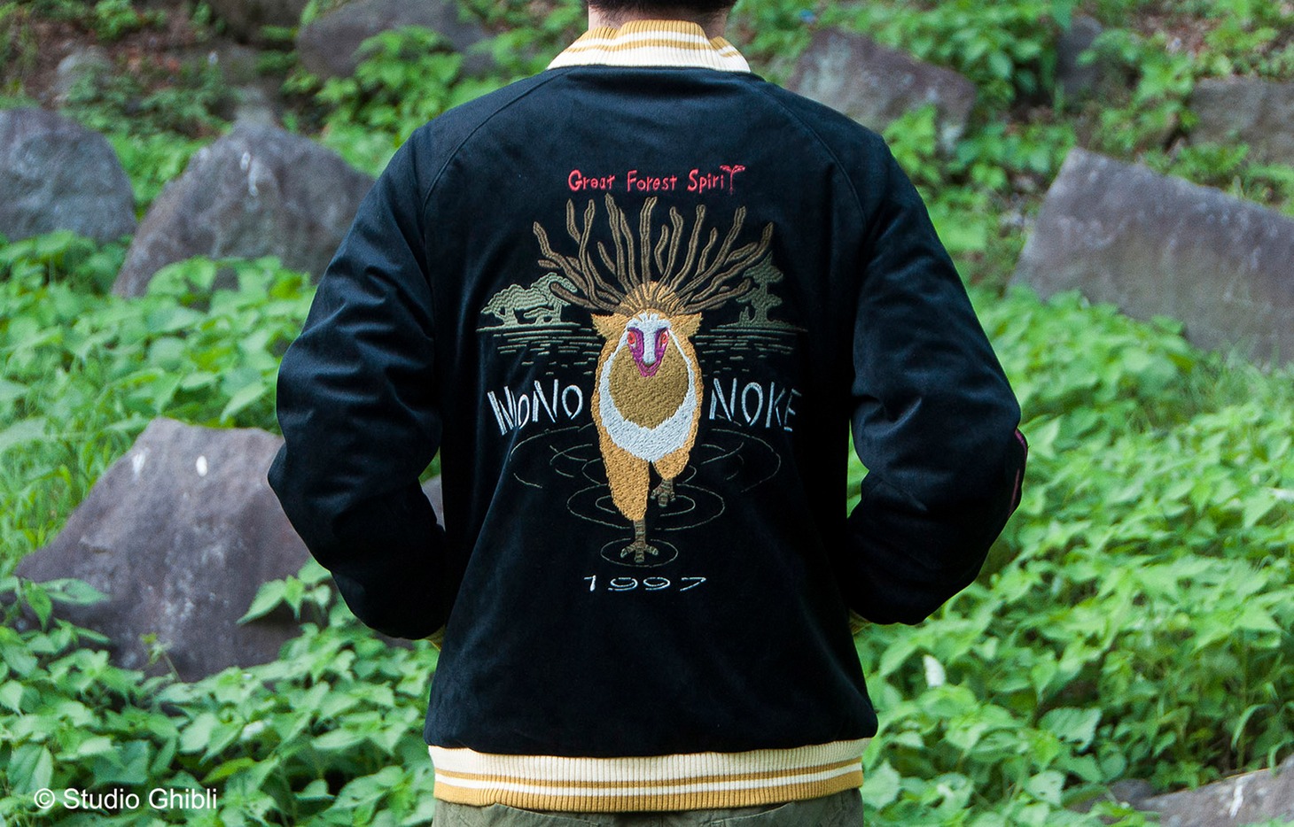 「もののけ姫 リバーシブルスカジャン PRINCESS MONONOKE」着用イメージ。