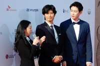 ソウルドラマアワード2019でインタビューを受ける三浦春馬（中央）。