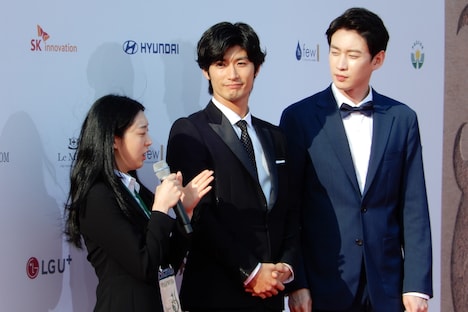 ソウルドラマアワード2019でインタビューを受ける三浦春馬（中央）。