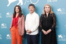 第76回ヴェネツィア国際映画祭「真実」フォトコールの様子。左からジュリエット・ビノシュ、是枝裕和、カトリーヌ・ドヌーヴ。(c)getty Images